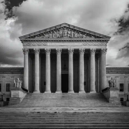 vista frontal de un tribunal de justicia - abogado de posesión de drogas en Chicago, IL